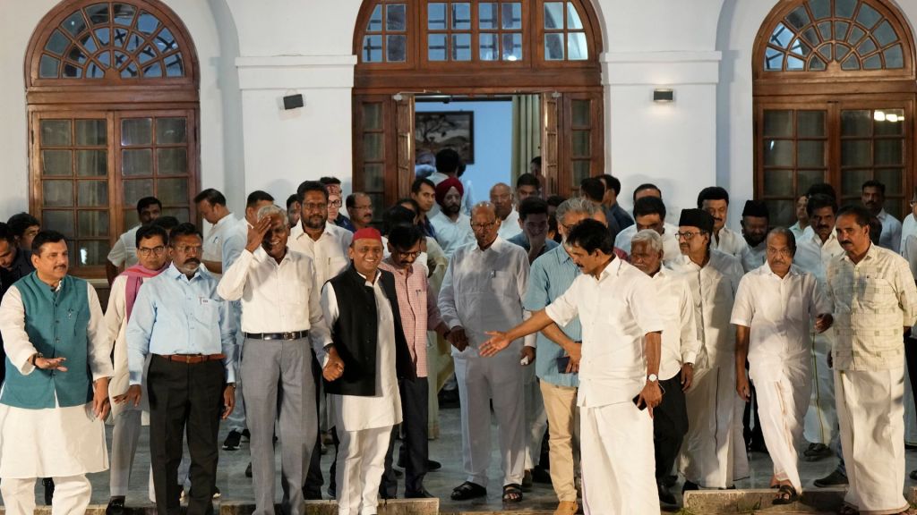इंडियन नॅशनल डेव्हलपमेंटल इन्क्लुझिव्ह अलायन्स किंवा इंडियाचे नेते त्यांच्या बैठकीनंतर ग्रुप फोटोसाठी पोझ देतात. (एपी फोटो)