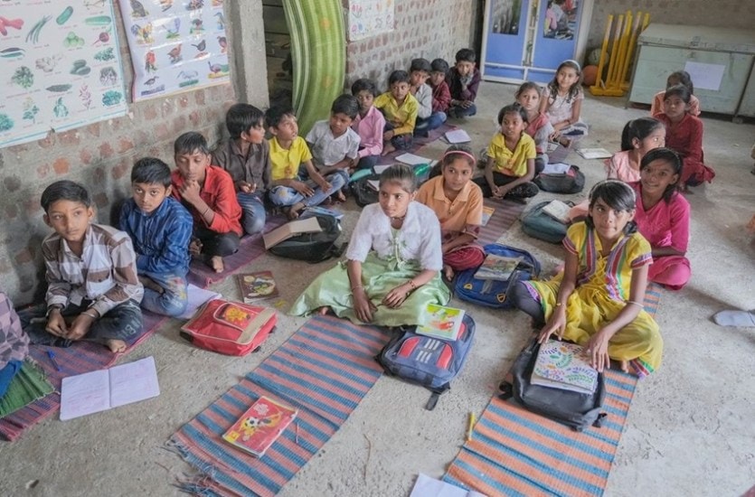 Sara tendulkar with small children