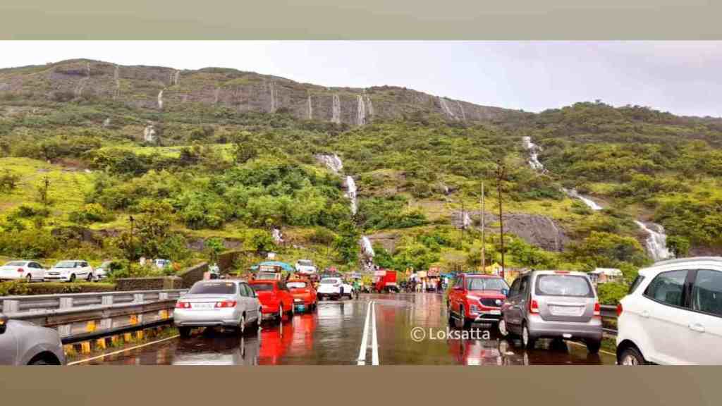 Lonavala, Crowds in Lonavala for Rainy Season, Rainy Season trip , Police Implement Temporary Traffic Change in lonavala,