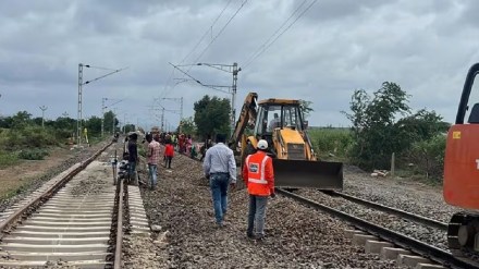 Mumbai jumbo block, Employees of essential services resume, Commuters Face Chaos Three Day Mega Block, Disrupts Local Train Services, Mumbai news, central railway,