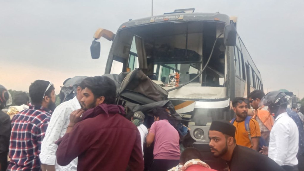 A speeding private bus collided with an autorickshaw coming in the opposite direction on a bridge over Kanhan river near Nagpur