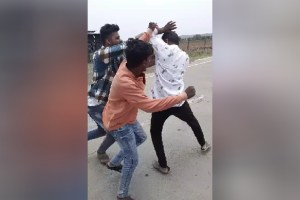 At Gandhinagar in Digras taluka sand smugglers attacked the kotwal along with Talathi  Yavatmal