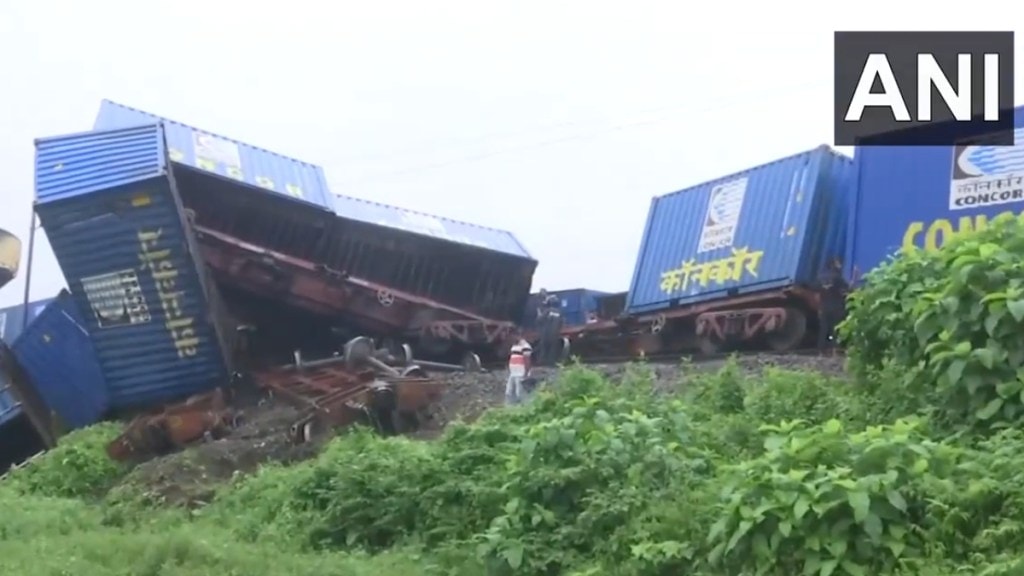 Kanchenjunga Express- Goods Train Accident West Bengal Updates in Marathi