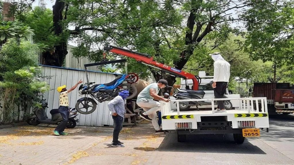 Penalty of No-parking only if motorist is present during towing operation