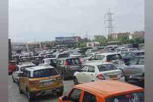 Holiday Exodus, Holiday Exodus Causes Traffic Jams on Pune Expressway, Long Queues at Khalapur Toll Booth, khalapur toll booth, khalapur toll booth news, pune expressway news, traffic news,