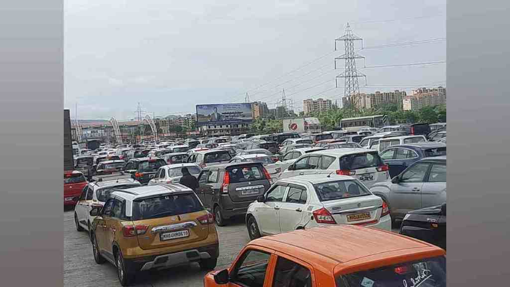 Holiday Exodus, Holiday Exodus Causes Traffic Jams on Pune Expressway, Long Queues at Khalapur Toll Booth, khalapur toll booth, khalapur toll booth news, pune expressway news, traffic news,