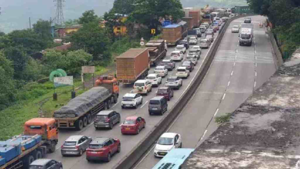 Massive Influx of Tourists in lonavala Causes Traffic Jam on Mumbai Pune Expressway Over Holiday Weekend