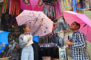 Crowds in the market to buy raincoats umbrellas thane