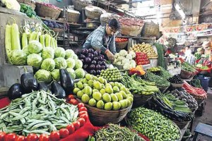 The prices of vegetables have increased due to the decrease in the arrival of vegetables in the market of West Vidarbha