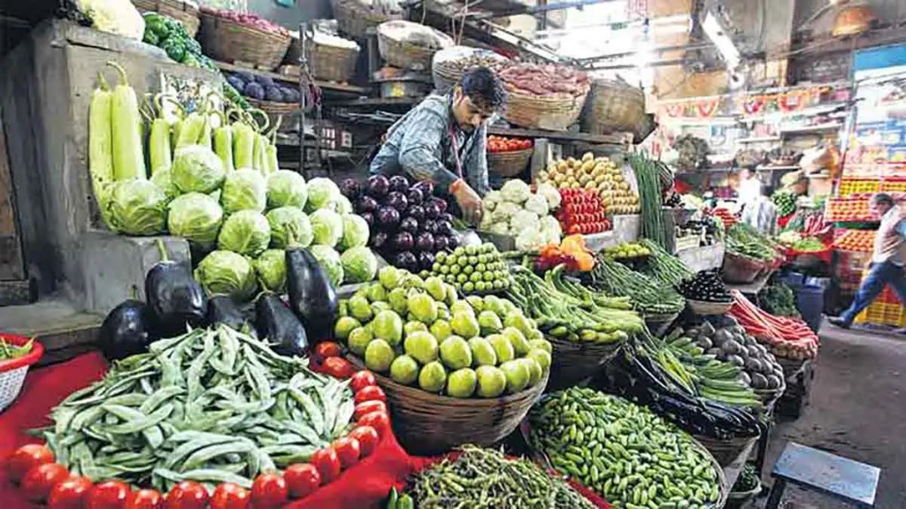 The prices of vegetables have increased due to the decrease in the arrival of vegetables in the market of West Vidarbha