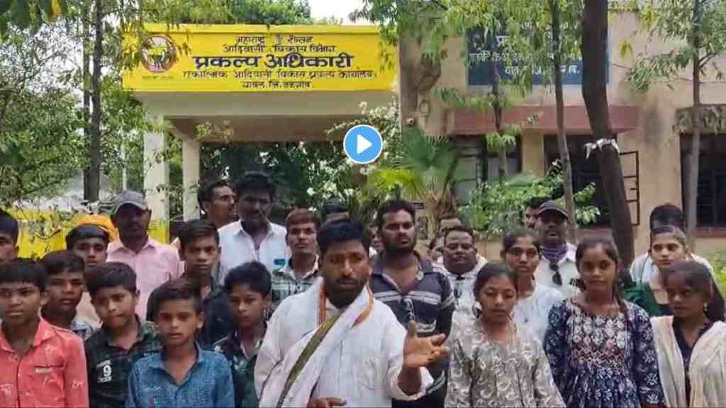 Jalgaon, yawal taluka, dongaon School, Dongaon School s Refusal to Admit Tribal Students, parents protest, tribal students, Administrative Disputes, Jalgaon news,