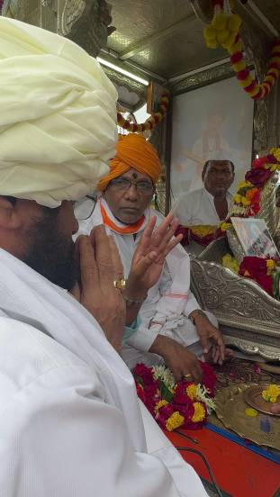 cm Eknath shinde in pandharpur wari