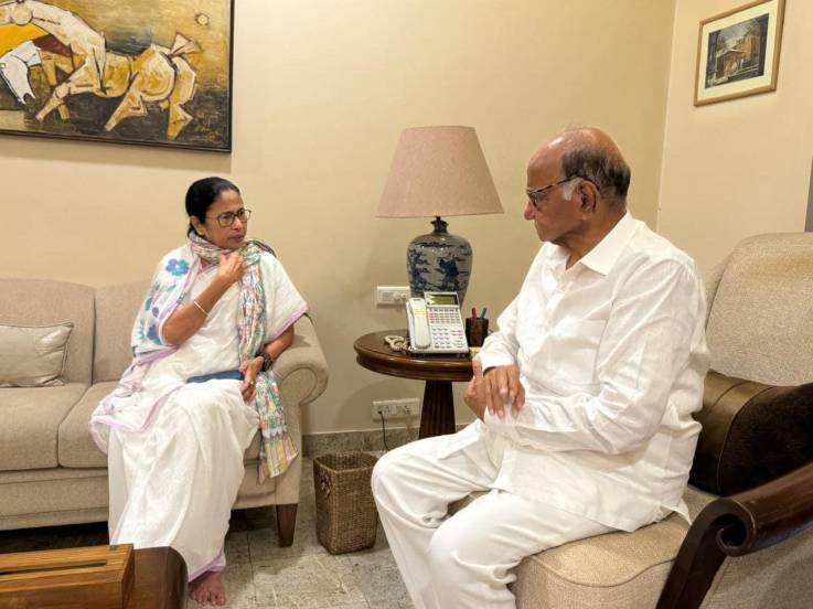 sharad pawar and mamta banergee at pawars home,