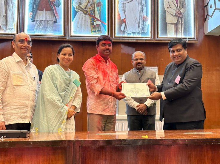 rajesh vitekar after wining the maharashtra Legislative Council election