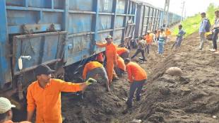 central railway, Bhusawal Surat train service disrupted, mud pile, railway track, Chinchpada station, goods train