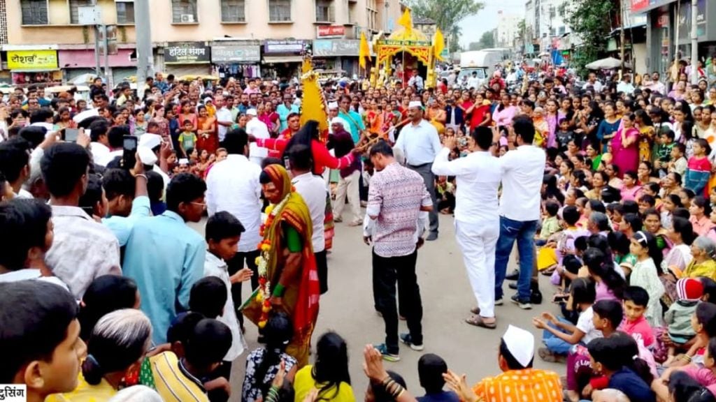 Ichalkaranjit Choundeshwari festive Crowds flocked to watch the masked procession