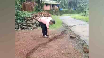 Dapoli, Kiramba village, evacuation, mountain cracks, heavy rains in dapoli, heavy rains in Kiramba Village, heavy rains, disruption, flooding, landslides, road closure, government order, villagers