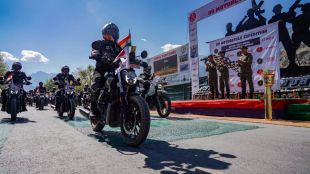 brave officers of the Indian Army reached Dras-Kargil on a motorcycle