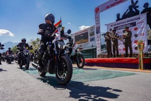 brave officers of the Indian Army reached Dras-Kargil on a motorcycle