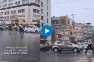 Police employee is doing traffic planning while dancing in the rainy season see viral video