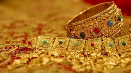 women who came to see the jewellery theft worth eight lakh rupees of jewellery