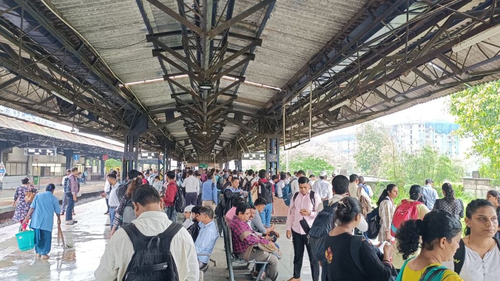 Train travel from Panvel to Mumbai stopped due to track under water at Kurla