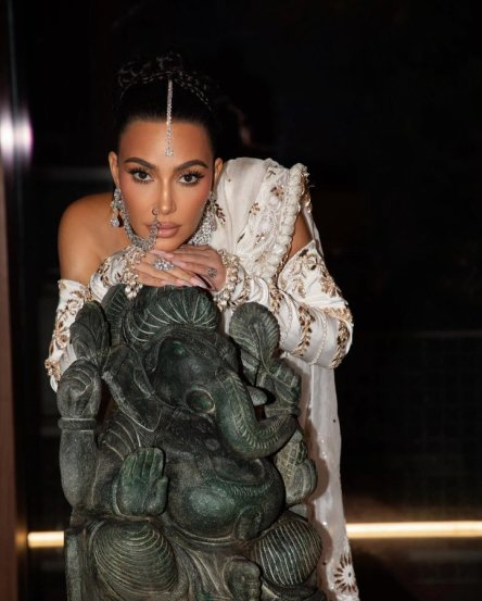 Kim Kardashian Photo With Ganesha Idol 