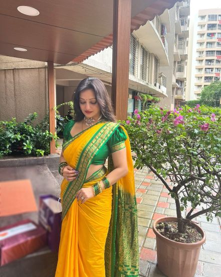 Manasi Naik marathi look