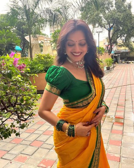 Manasi Naik marathi look