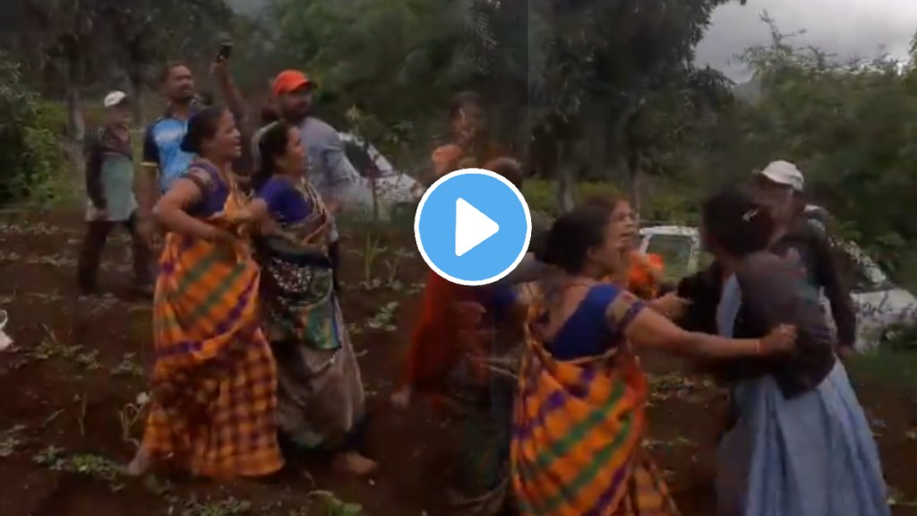 Women Fight Due To A Land Dispute In Pune Video Goes Viral