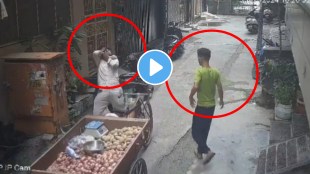 Two miscreants robbed a vegetable seller