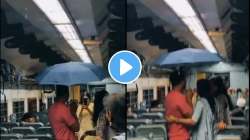 ट्रेनमध्ये पावसाच्या पाण्याची गळती, प्रवासी छत्री घेऊन उभे; VIDEO व्हायरल होताच रेल्वेचे स्पष्टीकरण