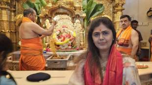 pankja munde at siddhivinayak temple