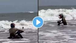 मूर्खपणाचा कळस! रीलसाठी खवळलेल्या समुद्रात स्कुटी घेऊन गेला अन्…; पाहा VIDEO