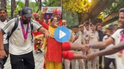 Team India: रोहित शर्माचा पंजाबी ढोलच्या तालावर भांगडा, सूर्यकुमारने घातली फुगडी, VIDEO व्हायरल