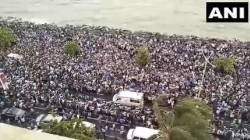 मुंबईच्या मरीन ड्राईव्ह परिसरात क्रिकेट चाहत्यांची मोठी गर्दी; पण रुग्णवाहिका येताच काही सेंकदात रस्ता मोकळा, पाहा VIDEO