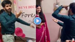 The boyfriend proposed to the girlfriend while dancing to the gulabi Saree