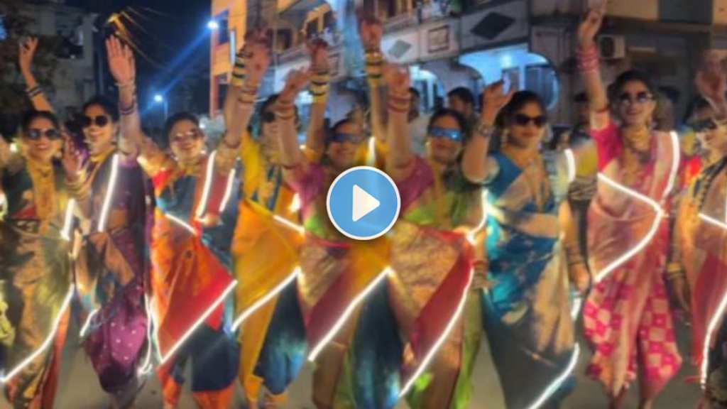 Women danced with LED lights on their sarees