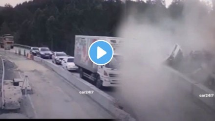 Speeding Truck hits four cars simultaneously in russia video