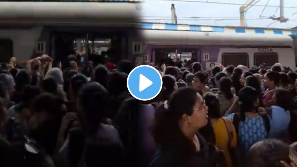 Thane railway station local train Rush video train ladies coach crowd