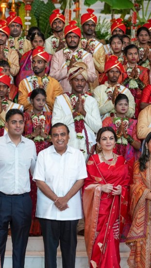 ambani family mass wedding nita ambani red saree viral 
