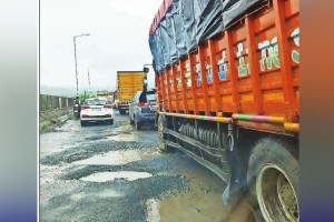 Mumbai Nashik highway is delayed for six hours to cover two hours due to pothole