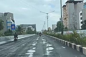 Potholes on MTNL-LBS route elevated road in BKC 50 lakhs fine to the contractor
