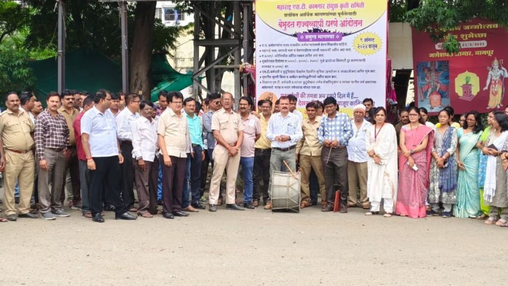 workers drew the attention of government by beating drums and bells