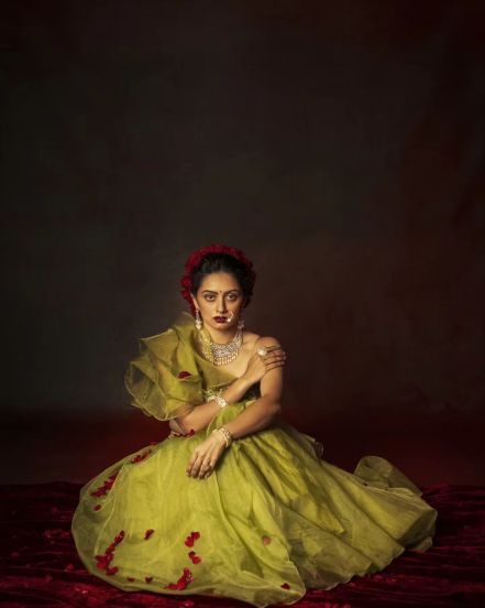 Shruti Marathe Vintage Look