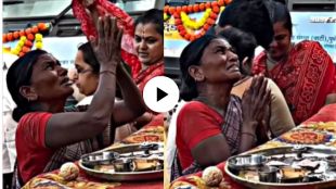 a woman cried in front of vithhal mauli emotional video goes viral