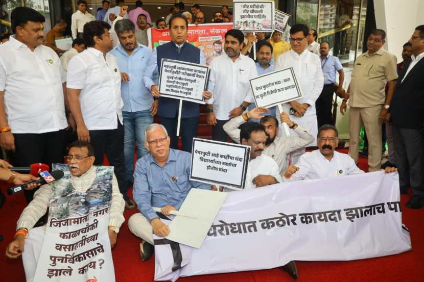 While the MLAs of Mahavikas Aghadi were protesting on the steps, the MLAs of Mahayuti came to protest and the MLAs of Mahavikas Aghadi sat down on the ground and protested