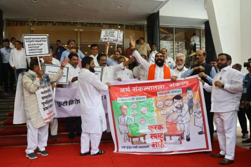 While the MLAs of Mahavikas Aghadi were protesting on the steps, the MLAs of Mahayuti came to protest and the MLAs of Mahavikas Aghadi sat down on the ground and protested