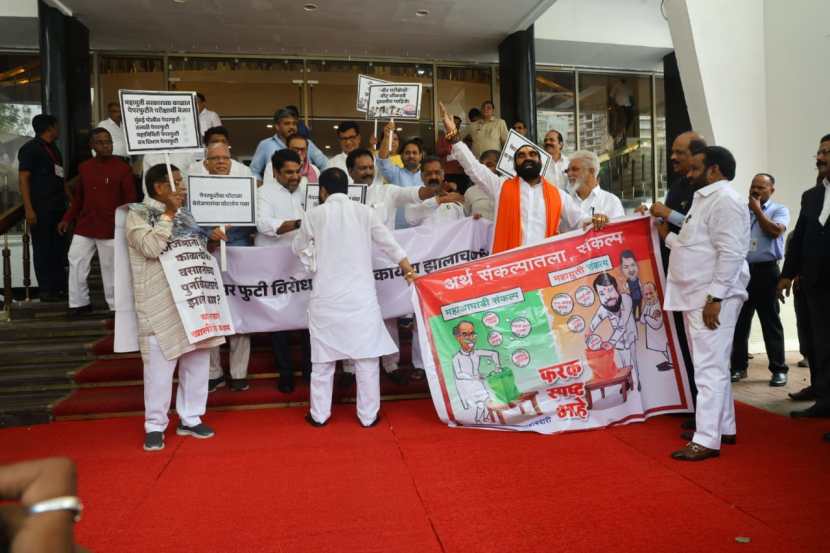 While the MLAs of Mahavikas Aghadi were protesting on the steps, the MLAs of Mahayuti came to protest and the MLAs of Mahavikas Aghadi sat down on the ground and protested