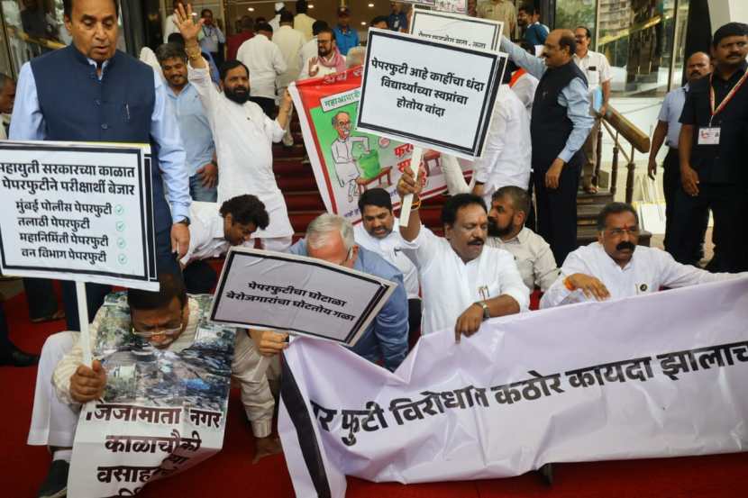 While the MLAs of Mahavikas Aghadi were protesting on the steps, the MLAs of Mahayuti came to protest and the MLAs of Mahavikas Aghadi sat down on the ground and protested